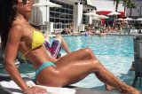 Fernanda D’Avila exibe cintura fina e pernas torneadas em banho de sol