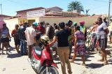 Precariedade do SUS: mulher é atendida em maca de madeira e levada em carroceria
