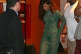 Rihanna tropeça ao entrar em van Rihanna tropeça ao entrar em van