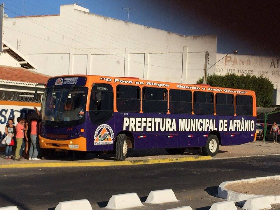 onibus na calçada