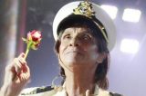Roberto Carlos se apaixona por jovem vizinha e tenta conquistá-la com flores e mensagens