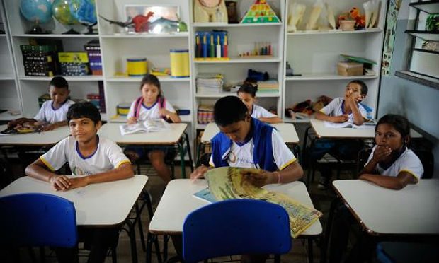 sala de aula com alunos pequenos
