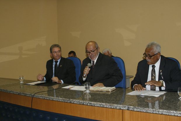 Presidente DamiÃ£o lÃª termo de posse de  Poliane e Agnaldo