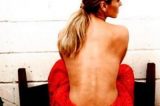 Antonelli “causa” com foto de costas nuas e vestido vermelho