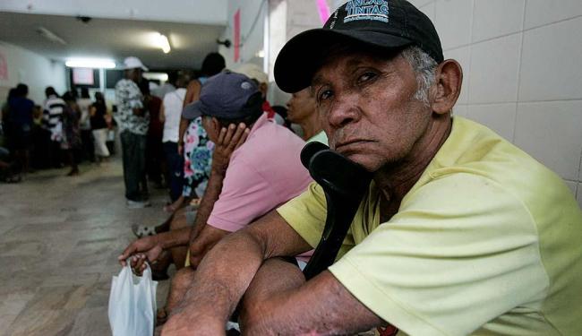 aposentados na fila de espera do lado de fora