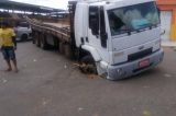 Caminhão atola no asfalto dentro do Mercado do Produtor