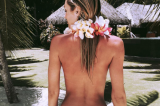 Candice Swanepoel posta foto nua e exibe marquinha do biquíni