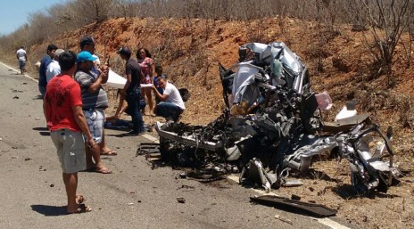 carro destroçado