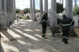 Prefeitura realiza limpeza em cemitérios: Milhares de visitantes são esperados no Dia dos Finados