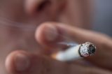 Fumante que jogar bituca nas ruas de Paris terá de pagar multa de 300 reais