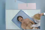 Xuxa aparece depilando o namorado em comercial de TV