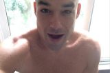 Marone posta foto pelado durante banho e faz campanha: “Cada gota conta”