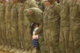 Emocionada, menina quebra protocolo em cerimônia militar e corre para abraçar o pai