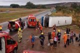 Ônibus que seguia de Pilão Arcado para Brasília tomba, na BR-020, e deixa 10 feridos