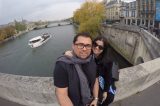 Xand Avião curte férias com a mulher em Paris