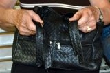 Jovem tenta roubar bolsa de mulher e acaba preso para tomar vergonha