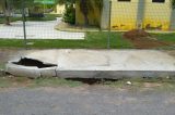 Buraco em calçada da Câmara preocupa moradores, presidente garante resolver o problema Buraco em calçada da Câmara preocupa moradores, presidente garante resolver o problema