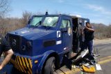 Bandidos explodem carro forte e matam policial que seguia para o trabalho na Bahia, próximo de Cabrobó. Vídeo mostra situação do carro