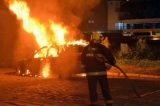 Homem incendeia o pròpio carro ao pensar que tinha acertado na Mega-Sena