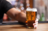 Beber cerveja deixa os homens com mais tesão, diz estudo