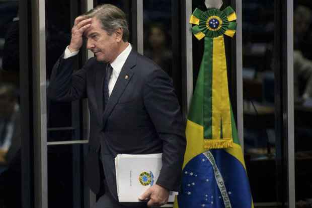collor mao na cabeça