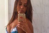 Carla Cristina posa de biquíni e esbanja boa forma em rede social