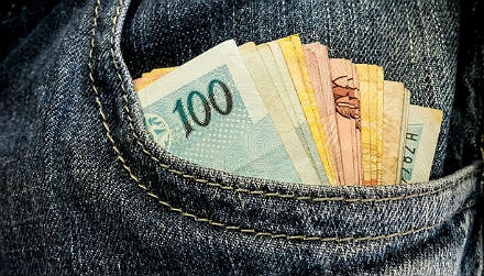 dinheiro no bolso da calça