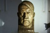 Estátua de Hitler, do italiano Cattelan, é leiloada por US$ 17,18 milhões