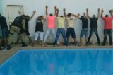 Adolescentes são levados para delegacia após PM encontrar drogas em festa