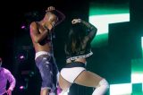 Anitta sensualiza ao lado de Nego do Borel em show