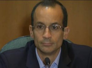 o homem de oculos