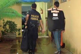 pf levando malotes pequeno