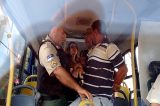 Monstruosidade em Petrolina: Escrivã da Polícia Civil é flagrada agredindo passageiros em ônibus