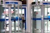 Homem é condenado por tumulto ao ficar preso em porta giratória