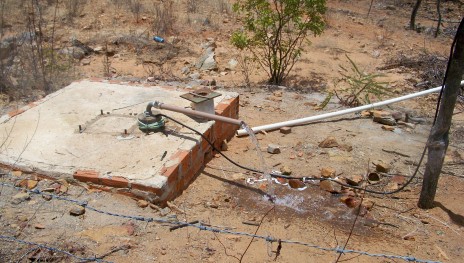 poço derramando agua