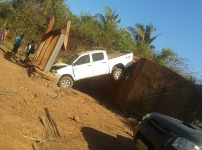 prefeito cai em ponte que esqueceu de consertar