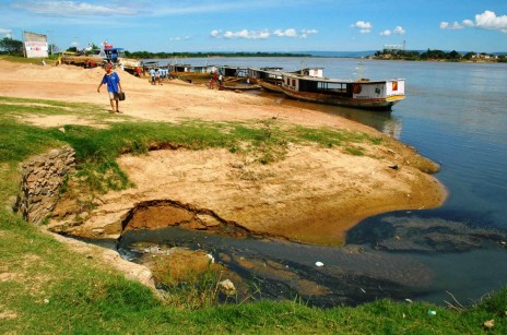 rio sao francisco com sujeira e seco