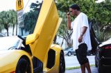 Ronaldinho Gaúcho comete gafe ao postar foto com carrão e troca Lamborghini por Ferrari