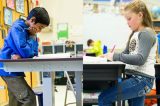 Contra sedentarismo, alunos passam o dia estudando em pé em escola na Califórnia