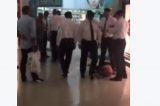 Jovem desmaia após agressão de seguranças em shopping de Salvador; veja vídeo
