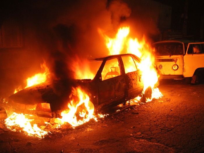 Um veiculo que estava estacionado na Rua Corumbaiba altura do nº 500 no bairro da Agua Rasa, pegou fogo na noite de ontem 22-04-11, o local foi isolado pois havia perigo de explosão, o veiculo ficou totalmente destruido e ninguém ficou ferido.