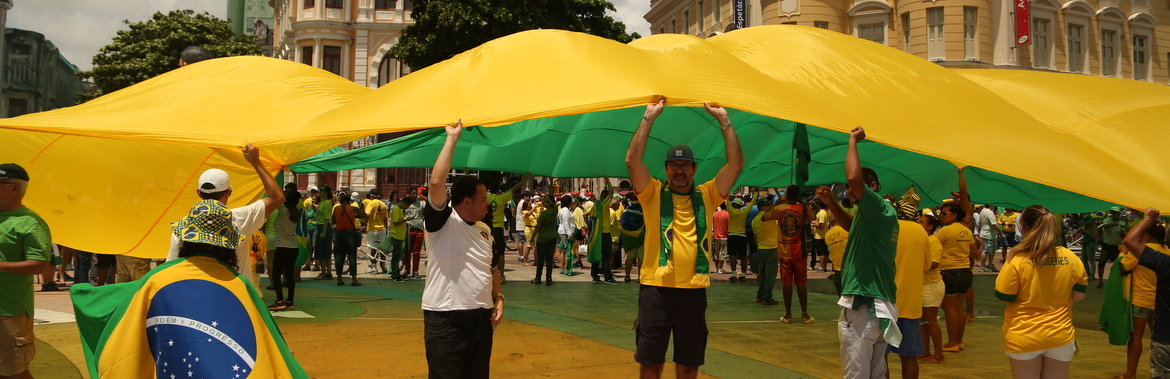 13.12.2015. Credito: Hesiodo Goes/Esp. DP. Manifestacao pró-impeachment na praca do Marco Zero, Recife.