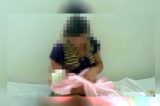 Pai é preso ao quebrar perna de bebê de 4 meses durante briga com esposa