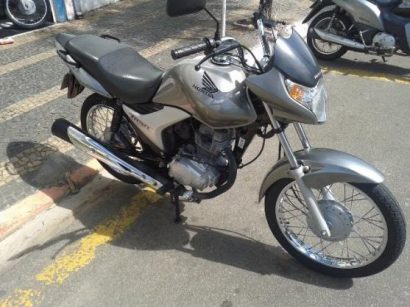 moto titan cinza