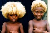 Conheça o país onde a população negra tem o cabelo loiros naturais