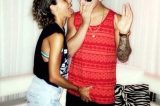 Cantor é alvo de polêmica após postar foto de tia agarrando sua genitália