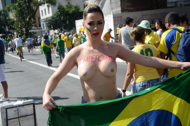 peito de fora no fora dilma