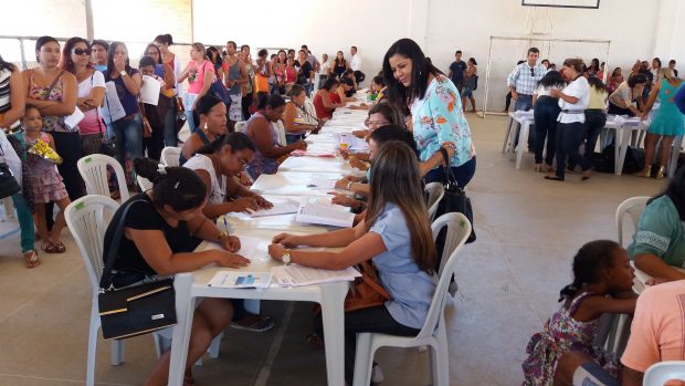 pessoas se escrevendo