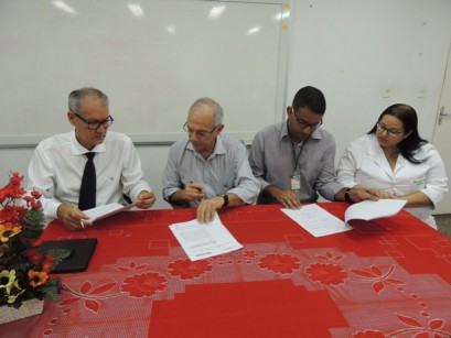 Momento da assinatuta do convênio. Da dir. para esq. – Rinaldo Remígio, Ricardo Pernambuco, Ricardo Lima e Emanuela Spinola