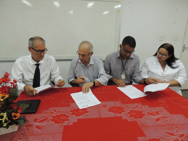 Momento da assinatuta do convênio. Da dir. para esq. - Rinaldo Remígio, Ricardo Pernambuco, Ricardo Lima e Emanuela Spinola